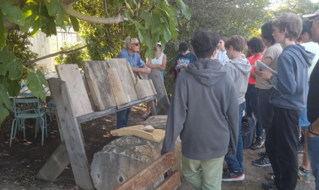 Durant l'atelier archéologie au clos de la Lombarde